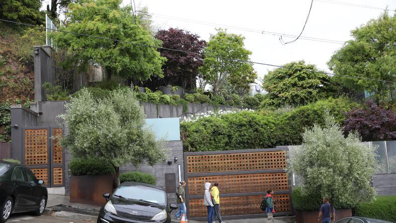 奥特曼两遭袭击,发长文难挽信任危机